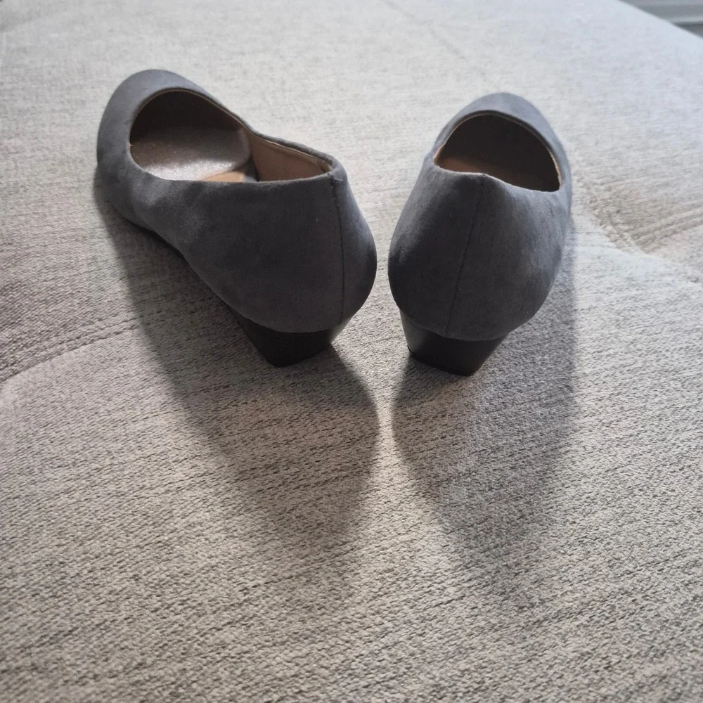 CL by Laundry Womens Grey Faux Suede Low Wedge Pumps Round Toe Shoes Size 9